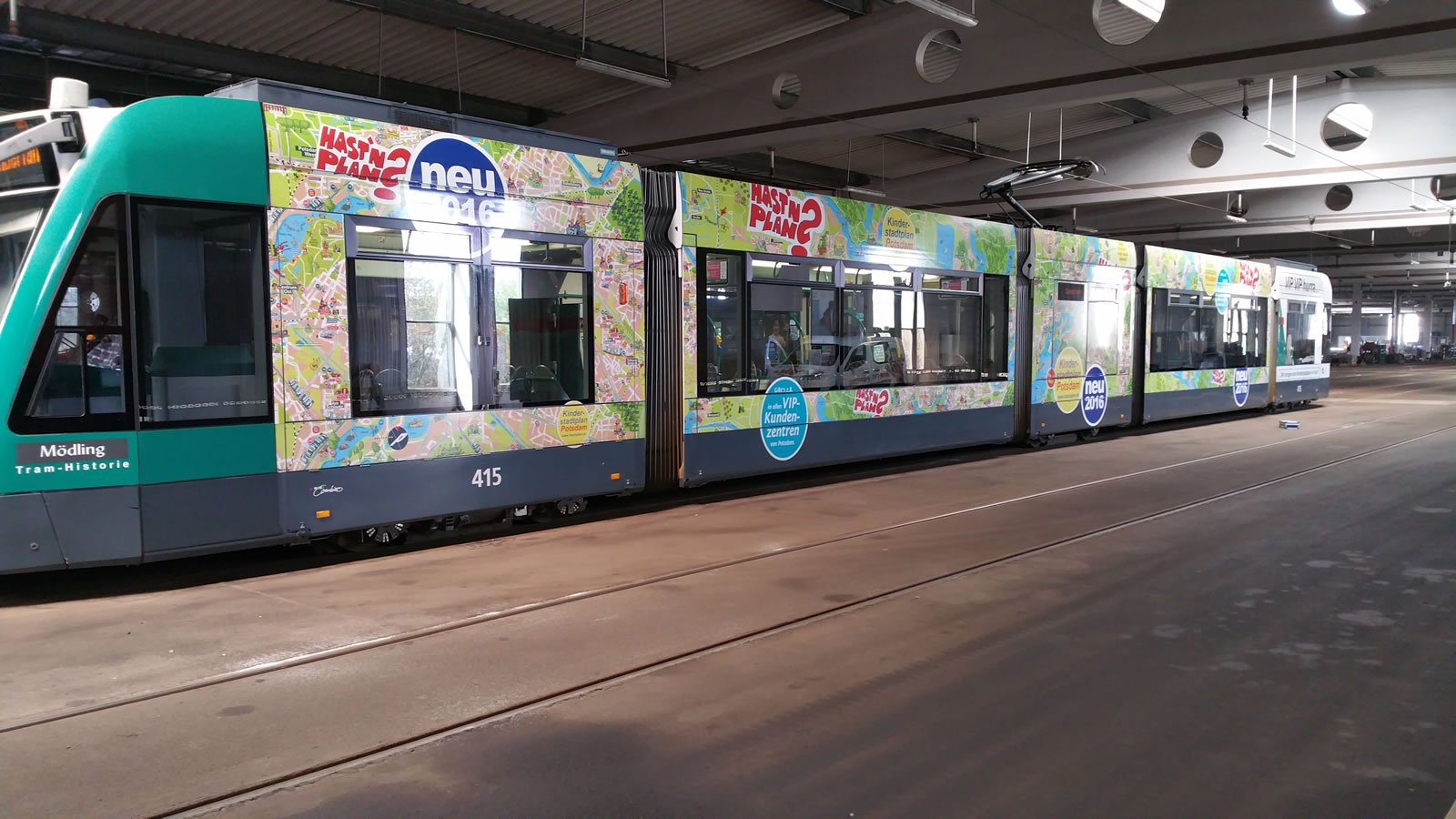 Von Rieck Beschriftungen gestaltete Werbung auf einer Straßenbahn