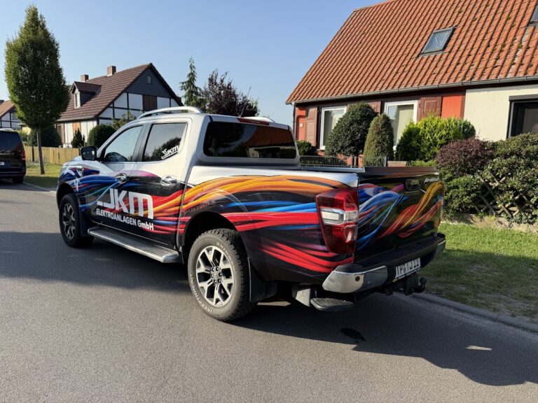 Pick-up von JKM Templin mit mehrfarbiger Fahrzeugfolierung