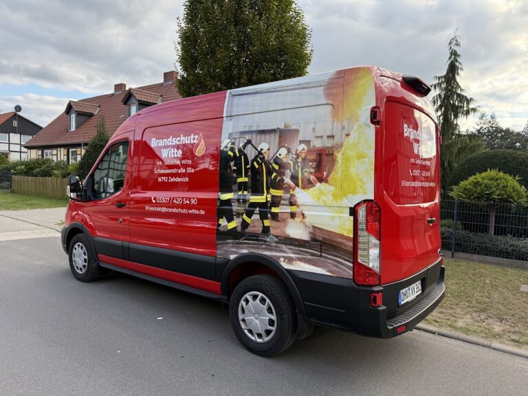 Roter Transporter von Brandschutz Witte mit Fahrzeugbeschriftung