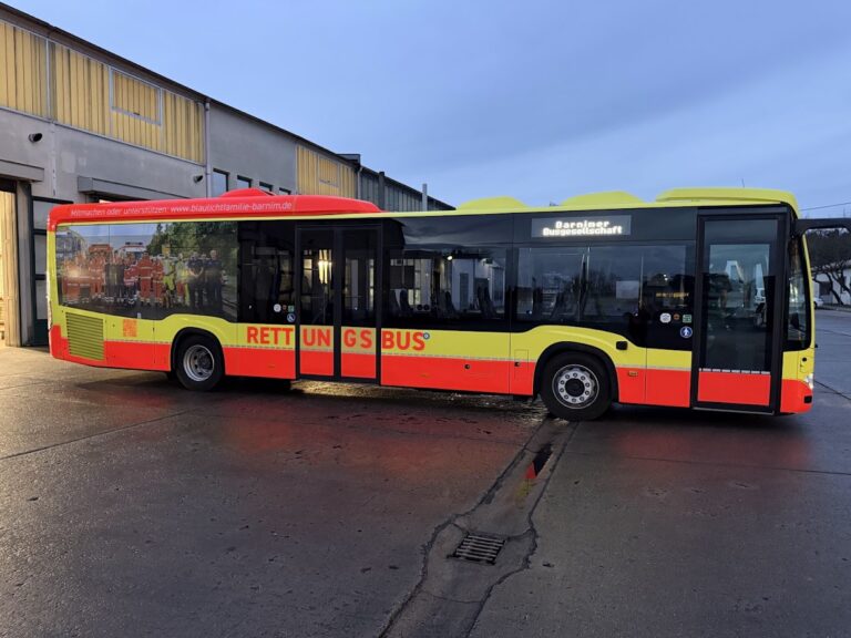 Rettungsbus mit rot-gelber Gestaltung vor der Werkstatt
