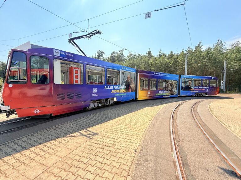 Straßenbahn mit mehrfarbiger Werbung für die IHK Cottbus