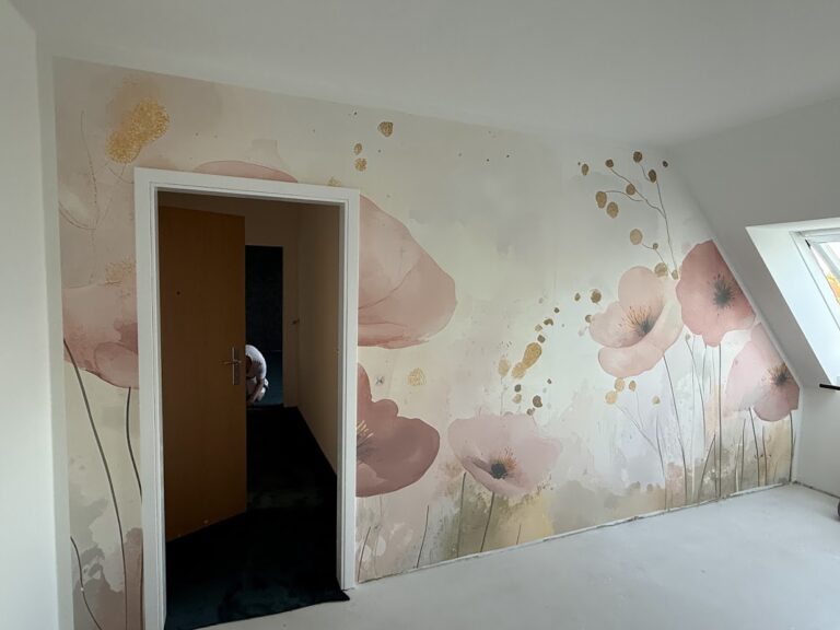 Gedruckte Wandgestaltung mit floralen Motiven neben einer Tür