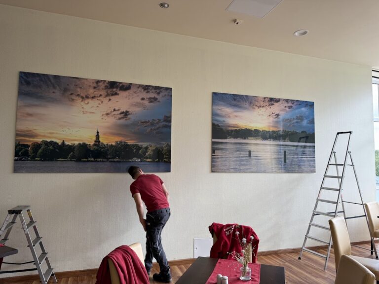 Montage großformatiger Landschaftsbilder im Seehotel Templin
