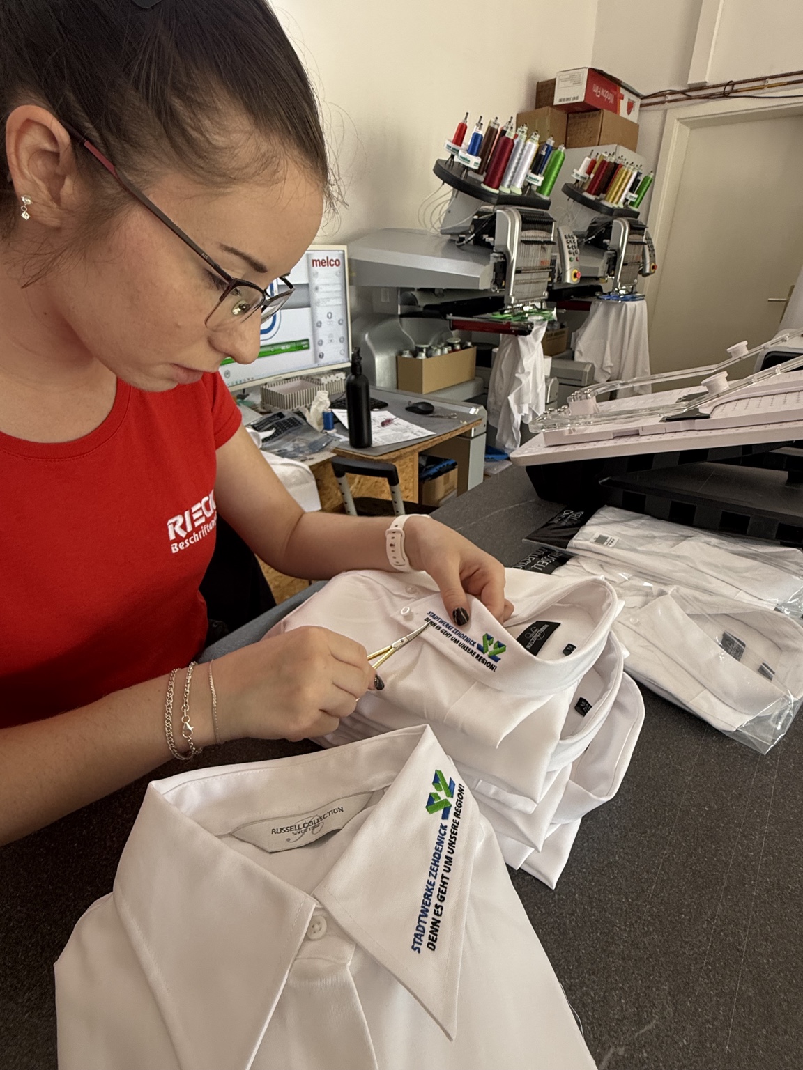 Stickarbeit an Poloshirts in der Werkstatt von RIECK Beschriftungen